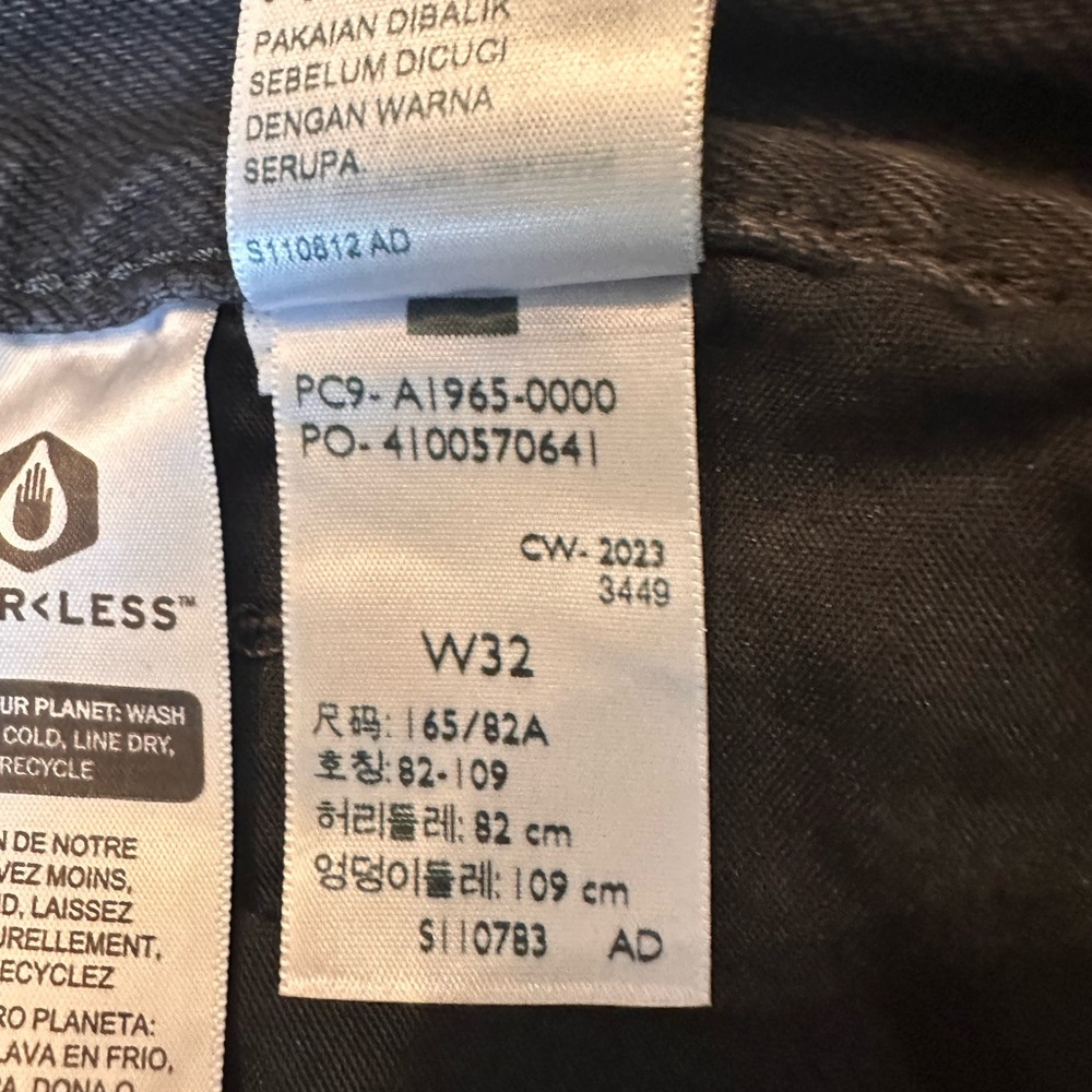 NWT Levi’s High Waisted Mom Women’s Shorts Black 32 - Picture 10 of 10